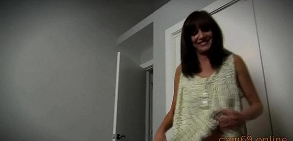  Stepmother Sara saw a stepson masturbating a big dick and was able to finish the job